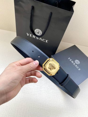 宽度4.0cm 范思哲 此款平纹皮底 腰带饰有标志性的Versace美杜莎头像扣，彰显品牌格调。是一款精美的衣橱必备单品。