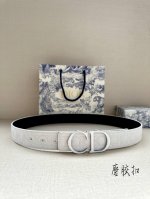 宽度3.5Cm 这款 35 毫米双面腰带结合典雅气质与摩登风范。一面采用白色kumo 藤格纹皮革，重新演绎经典图案，另一面采用同色调光滑牛皮革，彰显 Dior