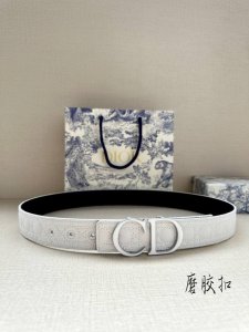 宽度3.5Cm 这款 35 毫米双面腰带结合典雅气质与摩登风范。一面采用白色kumo 藤格纹皮革，重新演绎经典图案，另一面采用同色调光滑牛皮革，彰显 Dior