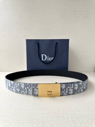 宽度3.5Cm Dior 这款不锈钢金属腰带扣是春季系列新品，展示 Cd Icon 标志和 Oblique Cosmo 图案，致敬 Dior 的经典图案。可与各