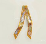 爱马仕Hermes “一千零一只兔子”Twilly小丝巾Twilly小丝巾 100%桑蚕丝 重磅18姆米斜纹面料这款小巧的真丝配饰佩戴方式千变万化，可为您的日常