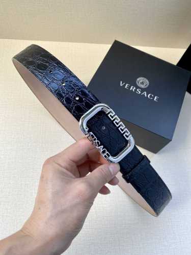 宽带3.8Cm Versace此款腰带由优质皮革制成，采用经典设计，配色醒目。该铆钉腰带配有椭圆形希腊回纹搭扣，打造versace造型。椭圆形搭扣配有greca