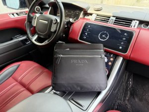 高端货 最新款 “ Prada ”普拉达单肩包普拉达邮差包单肩斜挎包 字母Logo徽标可调节肩带Saffiano皮革邮差包单肩斜挎包 男款 黑色 尼龙和Saff