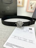 宽度：4.0Cm 范思哲 此款帆布回纹皮底 腰带饰有标志性的versace美杜莎头像扣，彰显品牌格调。是一款精美的衣橱必备单品。