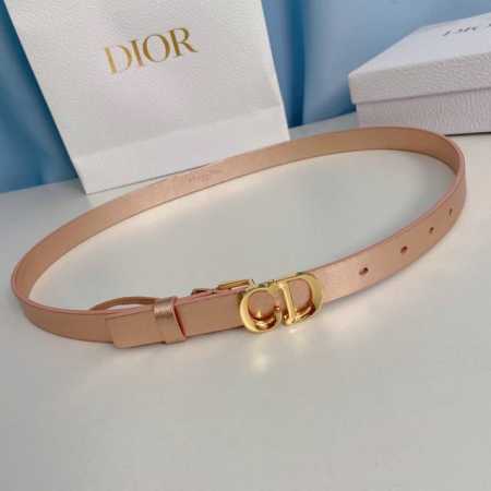 Dior迪奥2.0Cm腰带，以经典优雅的风格全新演绎。采用光滑牛皮革精心制作，可与牛仔裤、半身裙或连衣裙搭配。 - 点击图像关闭
