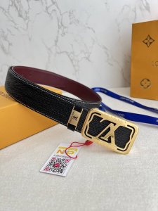 品名： Lv..路易..威登腰带皮带原单 型号：挂扣，经典纯钢材质镂空挂扣，头层牛皮，图片实物拍摄 材料：头层牛皮，挂扣系列，纯钢材质扣头，钯镀电镀工艺永不掉色