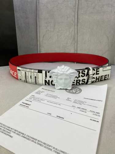 宽度4.0Cm Versace 范思哲 此款Palazzo腰带采用牛皮革面料制作，并饰有Le Pop Classique图案印花和标志性的美杜莎五金配件。