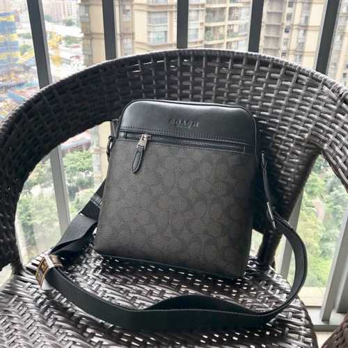 同步新款 Coach73336经典Pvc配牛皮男士单肩斜挎包，经典的专用C纹Pvc搭配头层牛皮材质，C纹拼接牛皮非常的简约时尚，简单出行男士的日常用品都能装下，