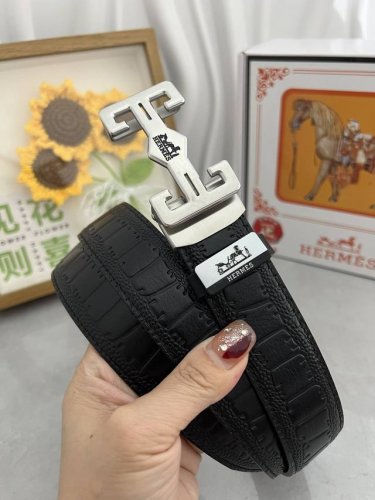 品名：Versace.范思哲 自动带 材质：原单牛皮腰带 百分百头层牛皮腰带保证真皮，24K纯钢扣，专柜原单品质、做工精细，时尚大牌，送人自用首选 包装： 请认