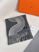 H家。 新款曲线羊绒围巾 怒赞自留，难得的高端款！家属福利！L非常正的男士围巾~面料大爱，非常柔软细腻舒服，轻度水波纹！大气简约，超级好看的男神配色，任何男生都