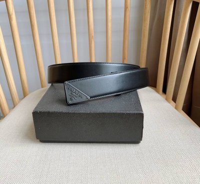 特 Prada 普拉达 专柜最新款 这款腰带饰有一枚三角形金属徽标 宛若点睛之笔 勾勒精致细节 是prada男士成衣系列的理想配饰 宽4.0 P