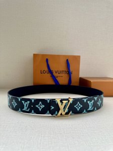 4.0宽Lv Shape 双面腰带以 Monogram Playground 帆布展现经典元素的当代姿采，尽释皮具系列的盎然活力。牛皮革增添沉稳一面，Lv Sh