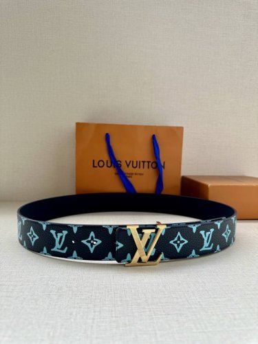 4.0宽Lv Shape 双面腰带以 Monogram Playground 帆布展现经典元素的当代姿采，尽释皮具系列的盎然活力。牛皮革增添沉稳一面，Lv Sh