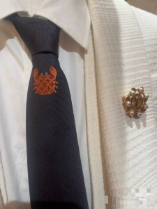 Lv Crab 桑蚕丝领带浸染深邃色调 于醒目海滩动物刺绣融入标志性 Monogram 图案 为华美设计注入盎然意趣 7 X 148 厘米 高 X 长度 100