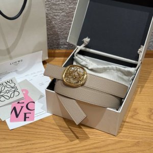 意威新款女士腰带 Ewe 意威腰带 宽2.8Cm 双面皮，两面都可用，饰有抛光椭圆形针扣 卓越的工艺 个性的造型 精美的材质. 宽度：28毫米