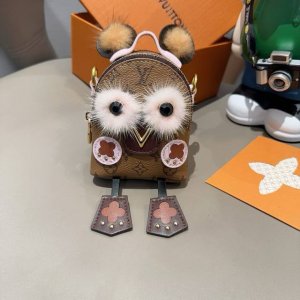 Louis Vuitton官网M69552 Palm Springs Bear包饰与钥匙扣。 Lv斜挎迷你小背包、柔软水貂毛搭配V字标识和路易威登标识铭纹弹簧扣