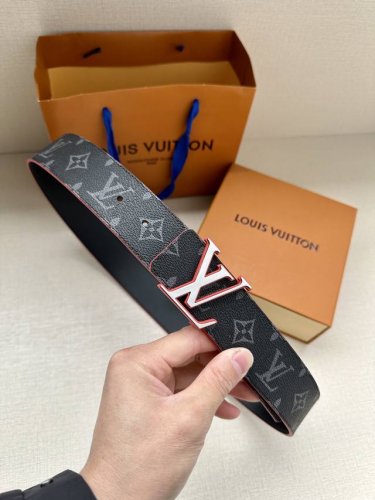 特 4.0宽:Lv Broken 双面腰带令 Lv 字母搭扣呈现锯齿状边缘，与腰带的边染色彩互为映衬Monogram 图案帆布和牛皮革提供两式格调。