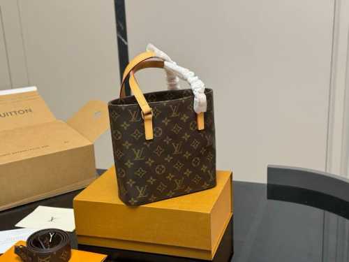 配折叠盒 Size：20*21Cm 现货发 复刻版出货啦 Lv中古薇薇安 配原版宽肩带 变色皮 全新对版细节 搜索Lv Vivian