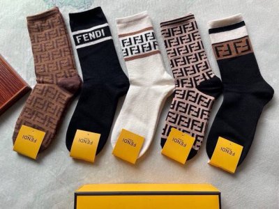 特 Fendi 芬迪F家新品女款中筒兔绒袜 敲黑板划重点：兔绒材质护肤蓄热 一盒五双 F家专柜同步长袜，袜身提花经典双F标志，超级吸睛，实物超漂亮，大爱大赞In