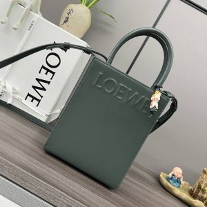 Lw520限定 Standard A5 Tote手袋简约而引人注目，拥有简洁的廓形 实用的形状和简单的顶部提手。这个A5版本采用油亮牛皮革制成，正面饰有Loe*