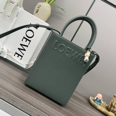 Lw520限定 Standard A5 Tote手袋简约而引人注目，拥有简洁的廓形 实用的形状和简单的顶部提手。这个A5版本采用油亮牛皮革制成，正面饰有Loe*