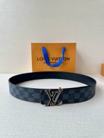 4.0宽 此款双面腰带以标志性的 Lv Initiales 搭扣三色搭配全新 Monogram Eclipse 帆布。展现细腻的品牌特质，此款腰带是路易威登皮具