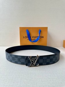 4.0宽 此款双面腰带以标志性的 Lv Initiales 搭扣三色搭配全新 Monogram Eclipse 帆布。展现细腻的品牌特质，此款腰带是路易威登皮具
