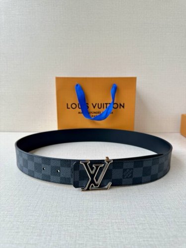 4.0宽 此款双面腰带以标志性的 Lv Initiales 搭扣三色搭配全新 Monogram Eclipse 帆布。展现细腻的品牌特质，此款腰带是路易威登皮具