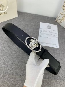 V E R S A C E 范思哲这款柔软头层皮饰带搭配一枚椭圆形美杜莎带扣。腰带饰有一枚金属圈环，宛如点睛之笔，本季标志性的Versace饰件点缀其上，平添魅