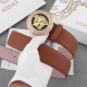 宽度4.0Cm Versace 此款荔枝纹砂底腰带采用柔软牛皮革于意大利精制而成，配有金色圆形腰带扣，饰有带水晶装饰的美杜莎。