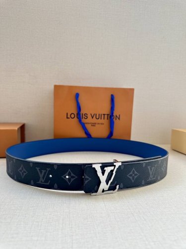 代购级 Lv男士腰带 本款 4.0宽 Lv Initiales 双面腰带拼合经典 Monogram 帆布和素色皮革，搭配中央 Lv 字母搭扣，为路易威登爱好者提