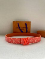 特 Lv Initiales 4.0宽双面腰带是 年春夏男装系列的配饰。Taga 皮革触感柔软，与另一面的Monogram 帆布碰撞色彩。同色 Lv 字母以抛光
