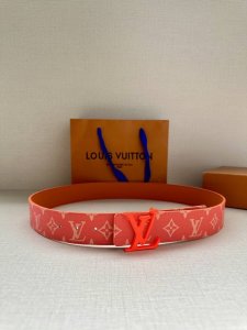 特 Lv Initiales 4.0宽双面腰带是 年春夏男装系列的配饰。Taga 皮革触感柔软，与另一面的Monogram 帆布碰撞色彩。同色 Lv 字母以抛光