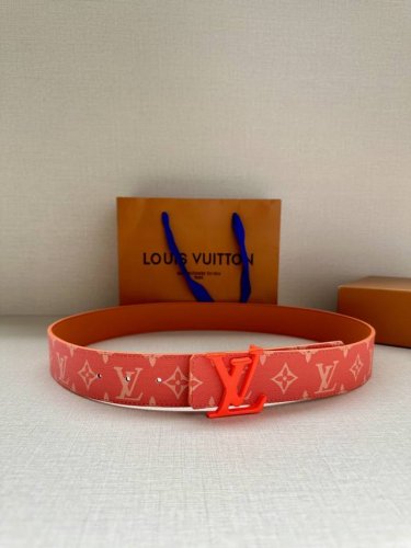 特 Lv Initiales 4.0宽双面腰带是 年春夏男装系列的配饰。Taga 皮革触感柔软，与另一面的Monogram 帆布碰撞色彩。同色 Lv 字母以抛光