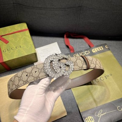 特 古奇 新款 Gg Supreme帆布是品牌的一款代表性面料，其灵感源自30年代的典藏设计。互扣式双g以钯金色调配件亮眼呈现，致敬品牌悠久传承。 米色和乌木色