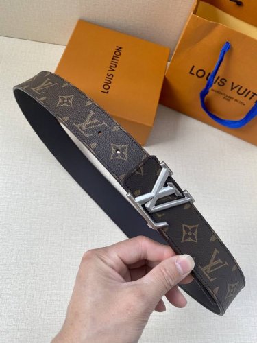p180 Lv Pyramide 腰带拼合 Monogram Eclipse 帆布和光滑牛皮革，以 Lv Pyramide 凸面古金 古白搭扣成就灵活设计。