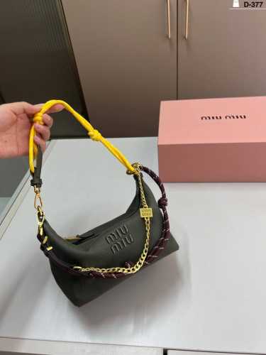 Miumiu 缪缪饭盒包 单肩斜挎包 轻巧便捷，容量也很哇塞，不会撞包，可手提，可斜挎，轻便百搭又时尚。 D-377尺寸20×14折叠盒