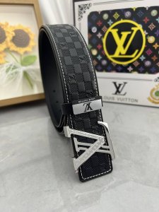 品名：Lv..路易..威登原单 材质：原单牛皮腰带 百分百头层牛皮腰带保证真皮，24K纯钢扣，专柜原单品质、做工精细，时尚大牌，送人自用首选 包装： 请认准如图