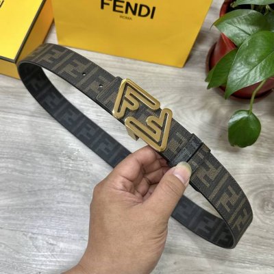 Fendi芬迪专柜同款 宽4.0Cm 双环正Ff按钉搭扣 黑色Cuoio Romano皮革材质 反面面料带有烟草黄和黑色Ff图案 黑色珐琅金属饰面 时尚经典 百
