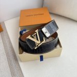 品名： Lv..路易..威登腰带皮带原单P230 型号：挂扣，经典纯钢材质镶钻挂扣，头层牛皮，图片实物拍摄 材料：头层牛皮，挂扣系列，纯钢材质扣头，钯镀电镀工艺