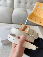 赛琳 Celine 女士腰带 以其经典的设计和卓越的品质 成为时尚界的永恒之选 Triomphe凯旋门系列 金色的凯旋门落空五金搭配光滑的牛皮革 散发着时尚而高