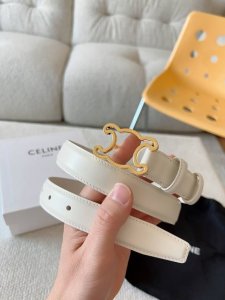 赛琳 Celine 女士腰带 以其经典的设计和卓越的品质 成为时尚界的永恒之选 Triomphe凯旋门系列 金色的凯旋门落空五金搭配光滑的牛皮革 散发着时尚而高