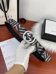 宽度3.8Cm Gucci 經典款G家花面带身 頭層皮底；搭配原單镶钻鋼扣 採用精挑細選進口頂級牛皮，手感柔軟細膩！做工精緻 商務既有時尚的男士 女士腰帶