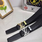 品名：Lv..路易..威登 材质：原单牛皮腰带 百分百头层牛皮腰带保证真皮，24K纯钢扣，专柜原单品质、做工精细，时尚大牌，送人自用首选 包装：