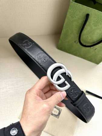 宽度4.0Cm Gucci 这款单品将品牌的过去与未来贯通在一起，以现代风格的全新设计诠释了经典设计元素。Guccio Gucci字母交织图案巧妙融入纹理和材质 - 点击图像关闭