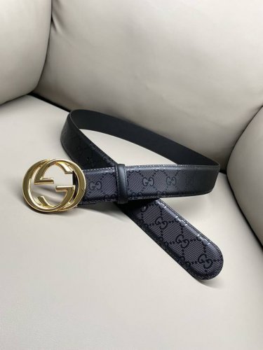 古驰.Gucci 全套包装 4.0Cm Gg 2024新款Supreme帆布是品牌的一款代表性面料，其灵感源自30年代的典藏设计。互扣式双G以钯金色调配件亮眼呈