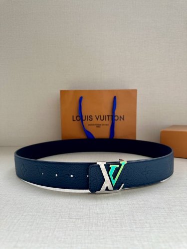 Lv 4.0宽 奢华款现代 Taurillon 皮革，饰以雅致大方的标志性 Lv 首字母。柔软结实的皮带，可搭配从礼服到休闲装各种服饰 双面taurillon