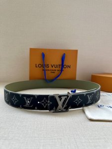 4.0宽: 新款Lv Initiales 双面腰带出自 2025 春夏系列 为渐变帆布点缀缓缓淡出的 Lv 字母和Monogram 花卉 翻转即现光滑皮革 莹泽