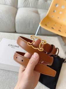 赛琳 Celine 女士腰带 以其经典的设计和卓越的品质 成为时尚界的永恒之选 Triomphe凯旋门系列 金色的凯旋门落空五金搭配光滑的牛皮革 散发着时尚而高