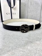 宽度3.8Cm Gucci Gg Marmont系列每一季都会推陈出新，为灵感源于70年代的标志性原版gg6.0Cm钢扣配件注入现代精髓。这款双色头层牛皮腰带